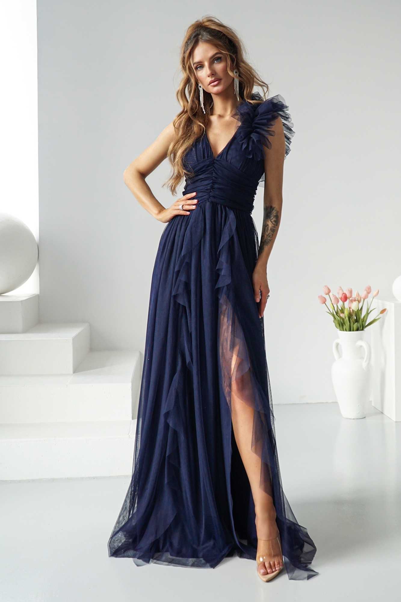 Warsaw Dress Tmavomodré tylové šaty s rozparkom Veľkosť: XS