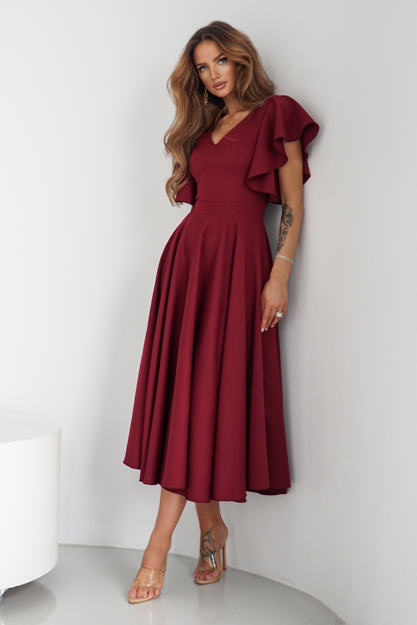 Warsaw Dress Bordové midi šaty s volánovými rukávmi Veľkosť: XS