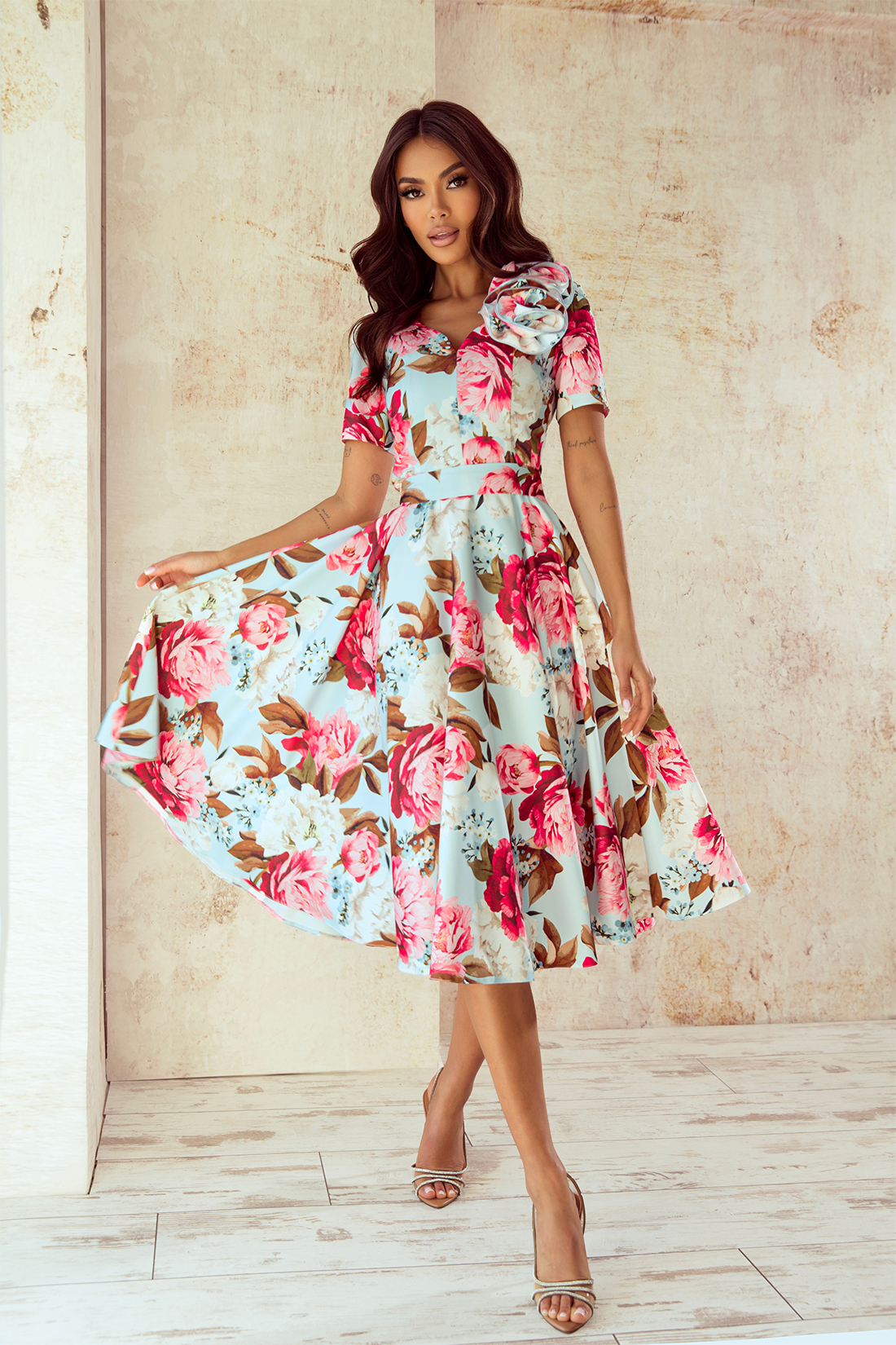Elizabeth Collection Mentolové midi šaty s cyklámenovými kvetinami Veľkosť: S