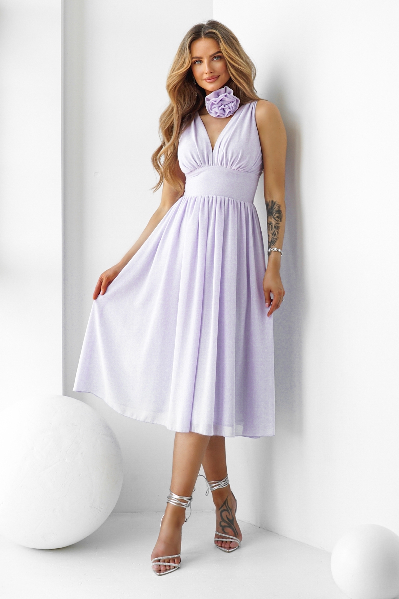 Warsaw Dress Fialové šifónové midi šaty s ružou Veľkosť: XS