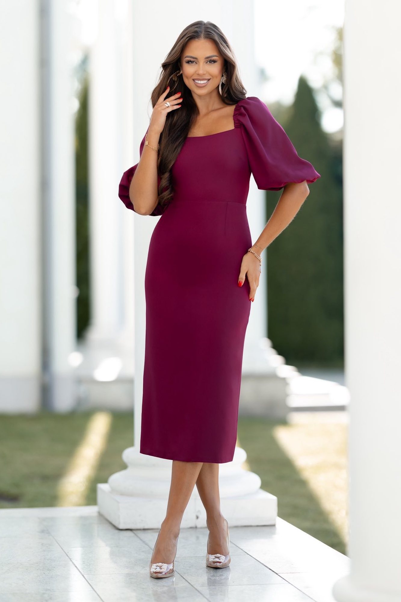 Lacoria Bordové priliehavé midi šaty s balónovými rukávmi Veľkosť: S