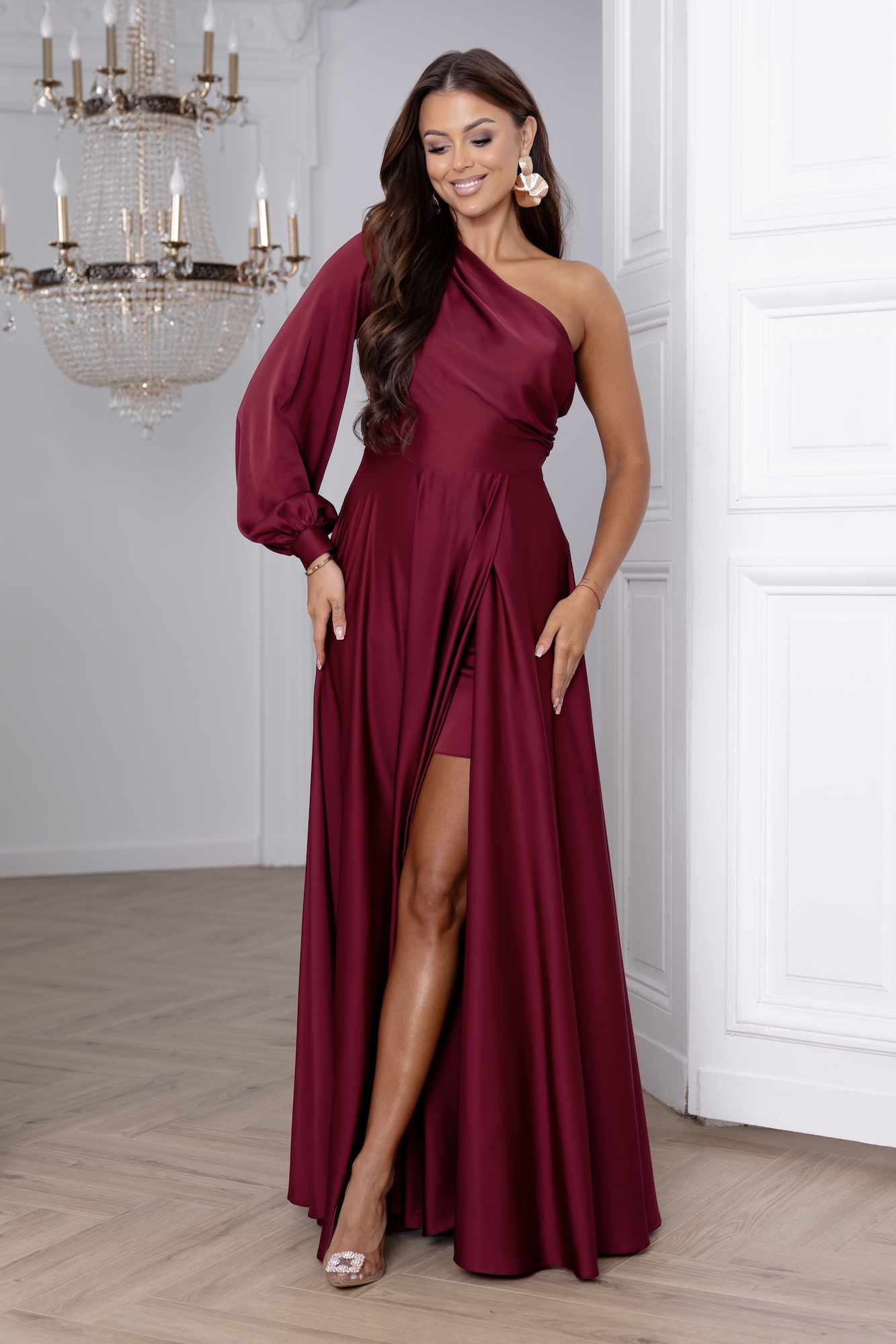 Lacoria Bordové saténové šaty s jednym rukávom Veľkosť: XL