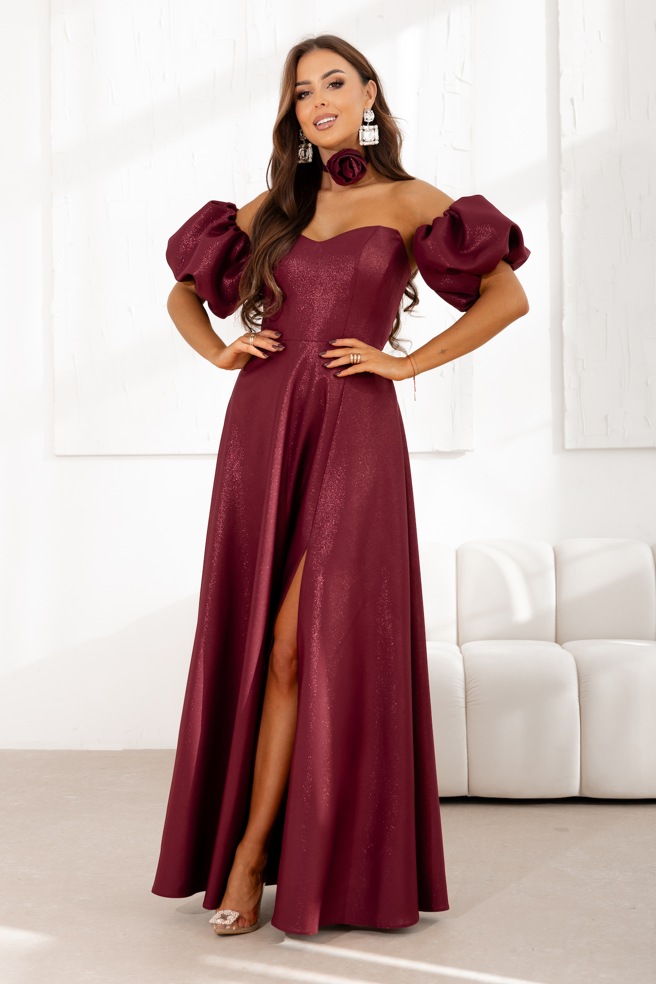 Lacoria Bordové trblietavé šaty s rozparkom Veľkosť: M