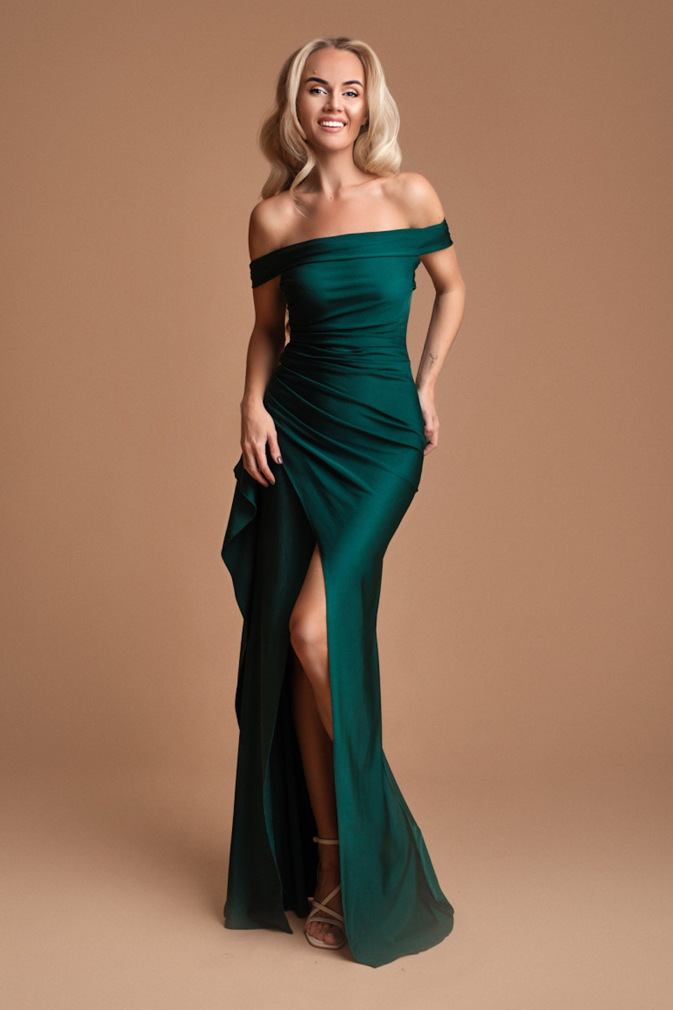 Eva & Lola Smaragdové priliehavé šaty spustené na ramená Veľkosť: S