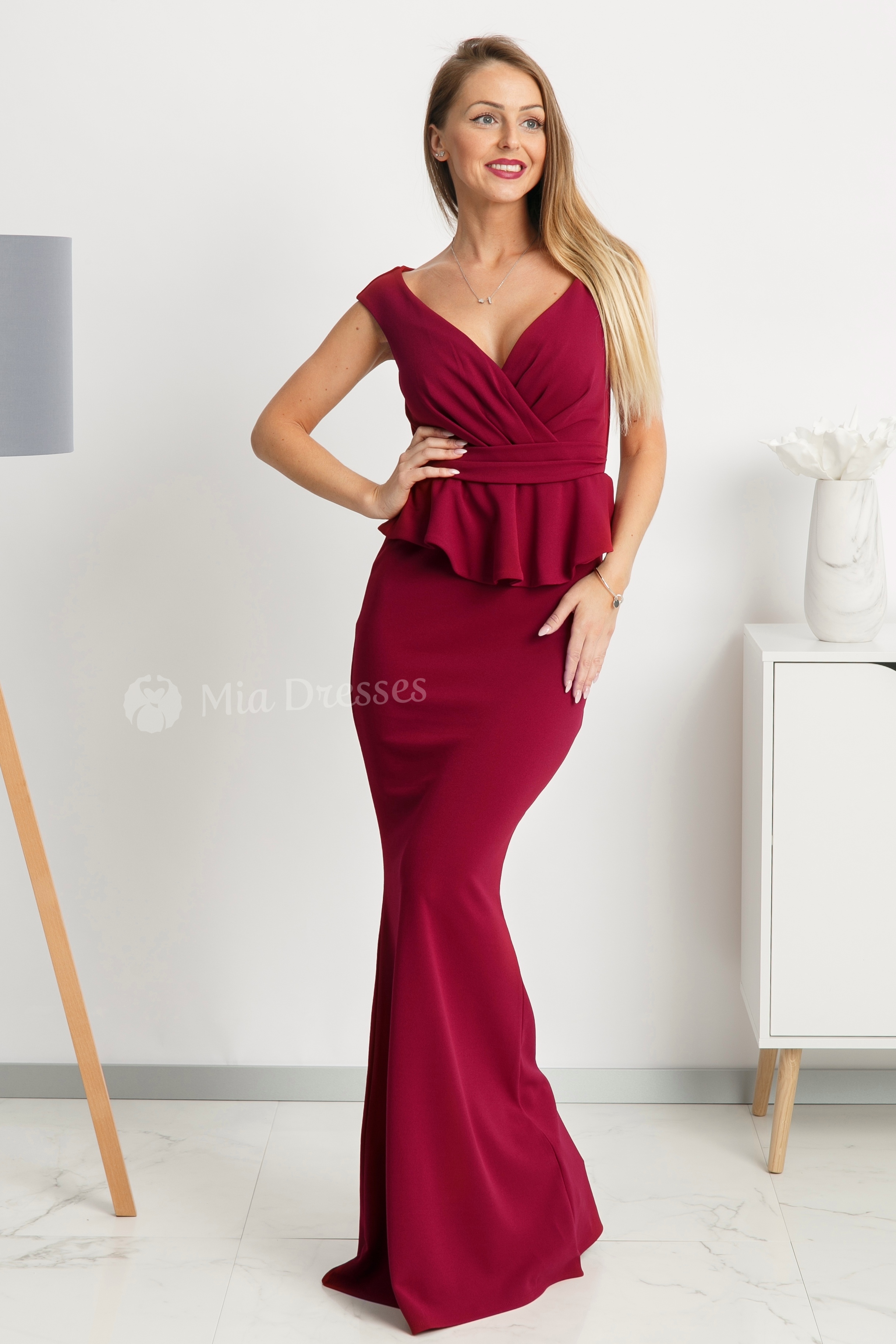 Bordové spoločenské šaty s peplum volánikom Veľkosť: L