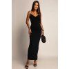 Čierne priliehavé šaty s odhaleným chrbtom