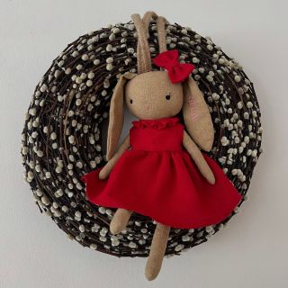 Miamka je ručně šitý zajíček v krásných červených šatičkách – dokonalý společník pro malé princezny! 🎀❤️ Každý můj plyšák...