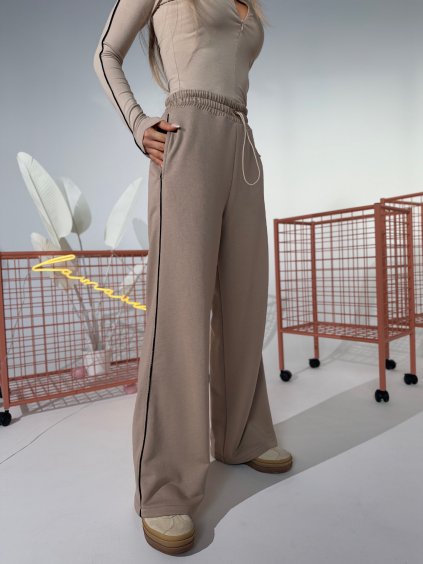 Široké teplákové nohavice s logopáskou  rovná silueta, elastický pás, logopáska