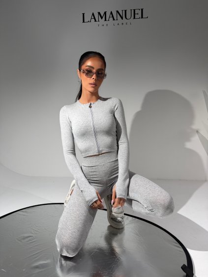 Sivý top CLOSER na zips  Priliehavý dámsky top so zipsom a dlhým rukávom