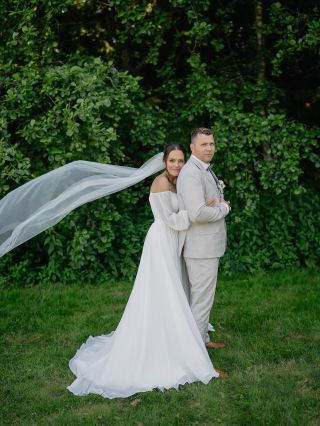 Přistály mi ve schránce fotky od Nicole ❤️ 😍 Její korzetové svatební šaty na míru ze šifonu, s vlečkou a závojem. Tato...