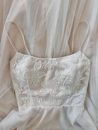 Tylové, romantické, něžné, takové jsou svatební šaty Klaudie. V živůtku je vyšívaná krajka, jsou na ramínka a zapínají se...