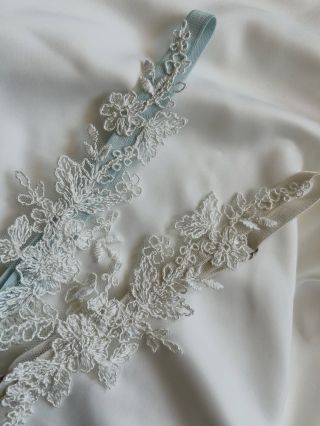 Když hledáš ,,něco modrého” a chceš, aby to bylo opravdu výjimečné. 💍👰‍♀️ Ručně šité podvazky z české dílny - jemné,...