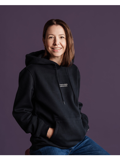 Mikina Zranení zraňujú čierna Michaela Králiková