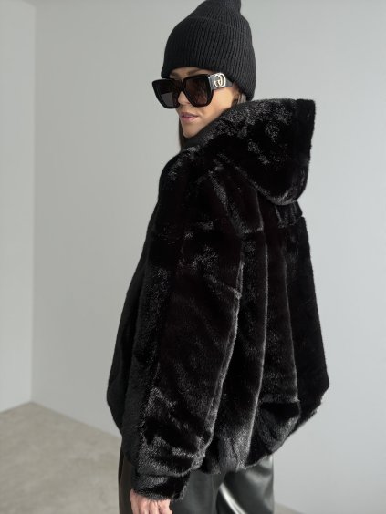 Futrzany płaszcz z kapturem