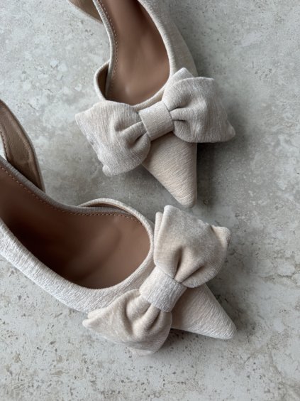 Pumps with a bow