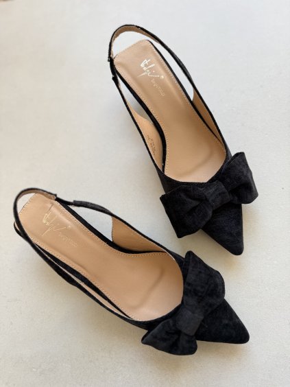 Pumps with a bow