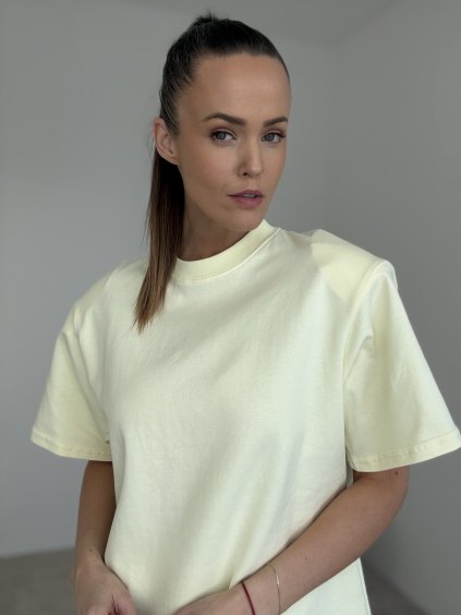 T-shirt z poduszkami na ramionach