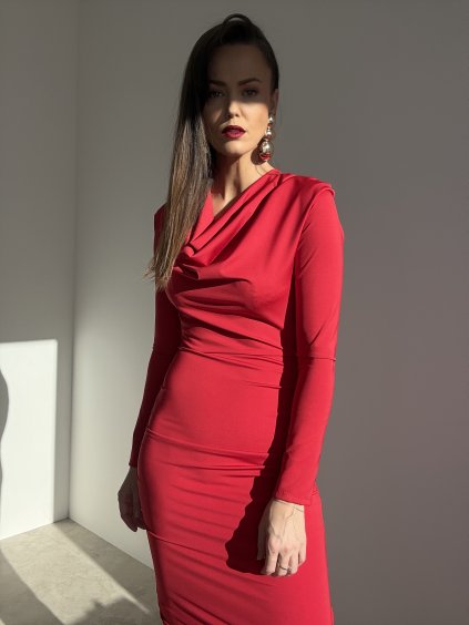 Sukienka z poduszkami na ramionach