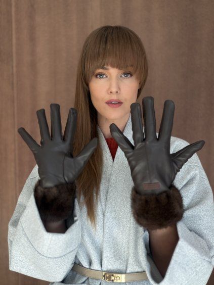 Fur-trimmed gloves