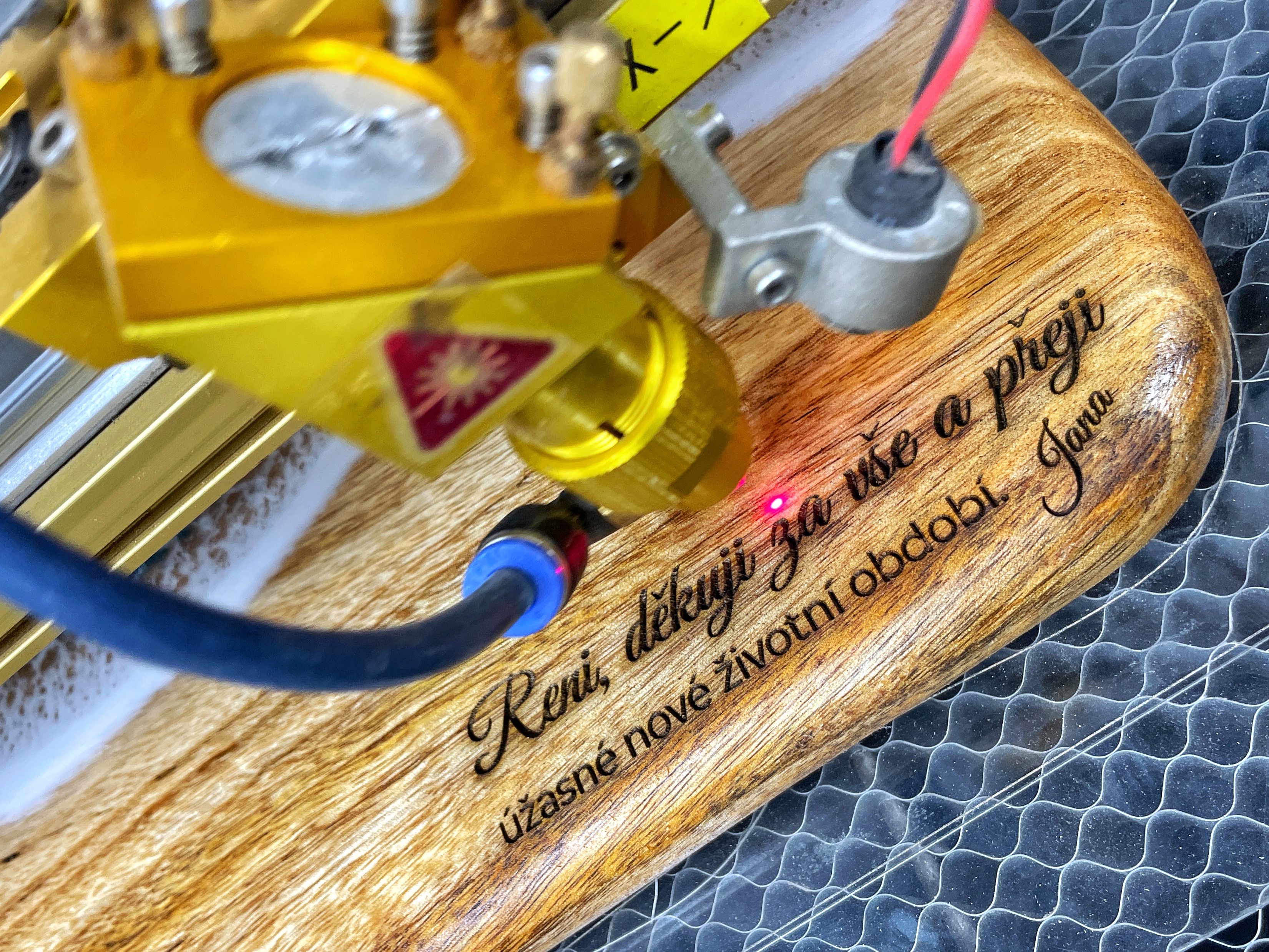 Laserové gravírování na dřevěná prkénka