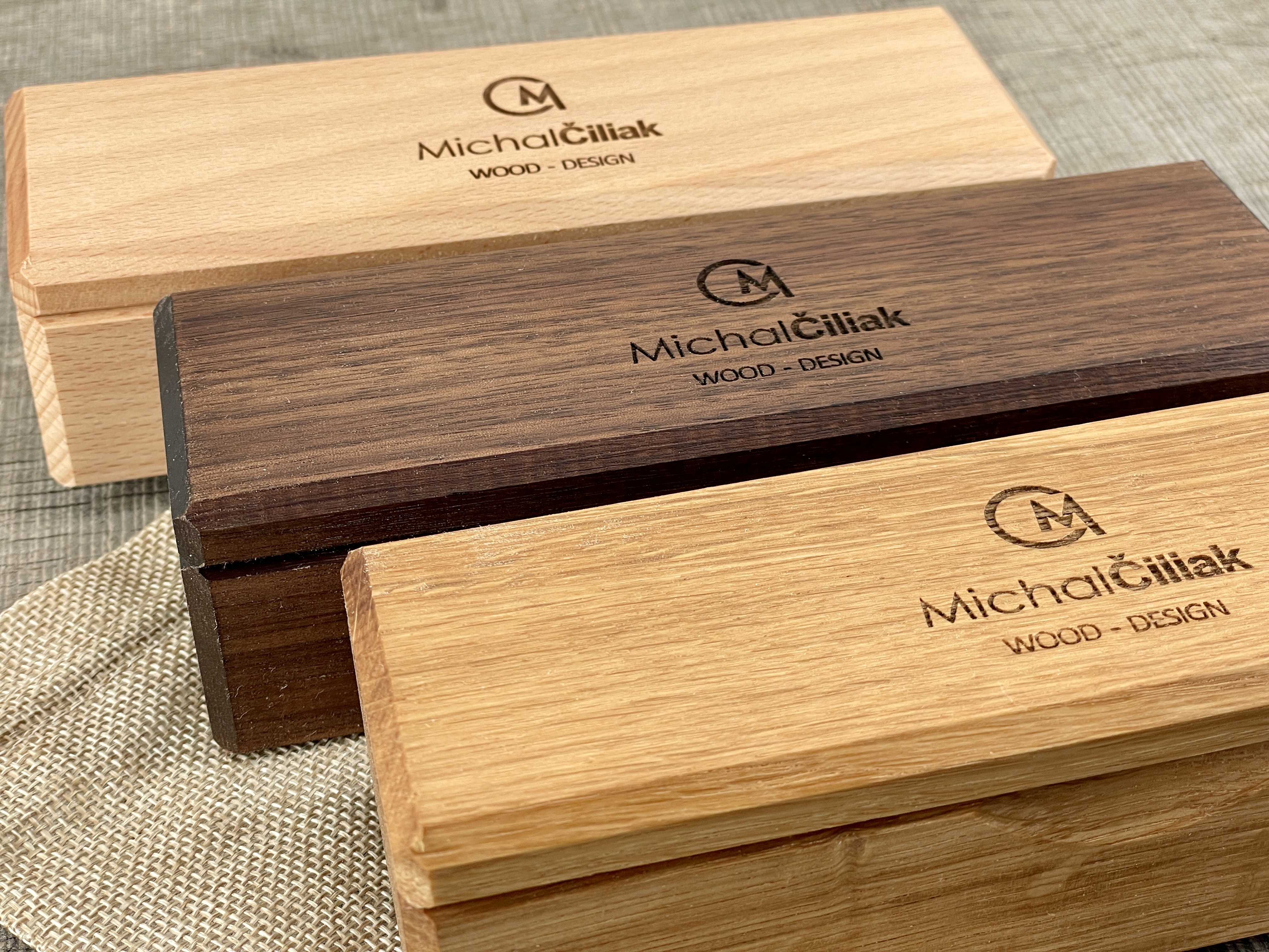 Detail masivní dřevěné krabičky