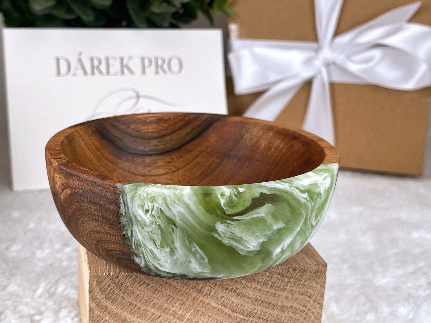 Detail povrchu dřeva a pryskyřice