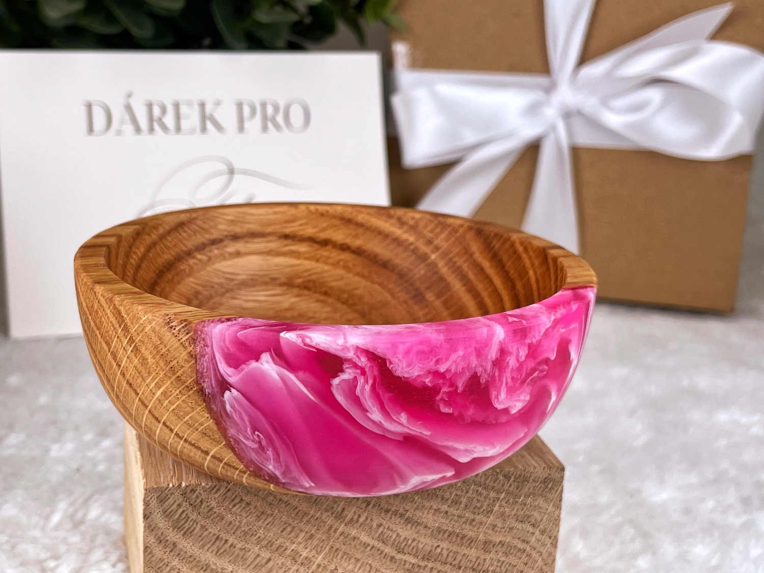 Detail povrchu dřeva a pryskyřice