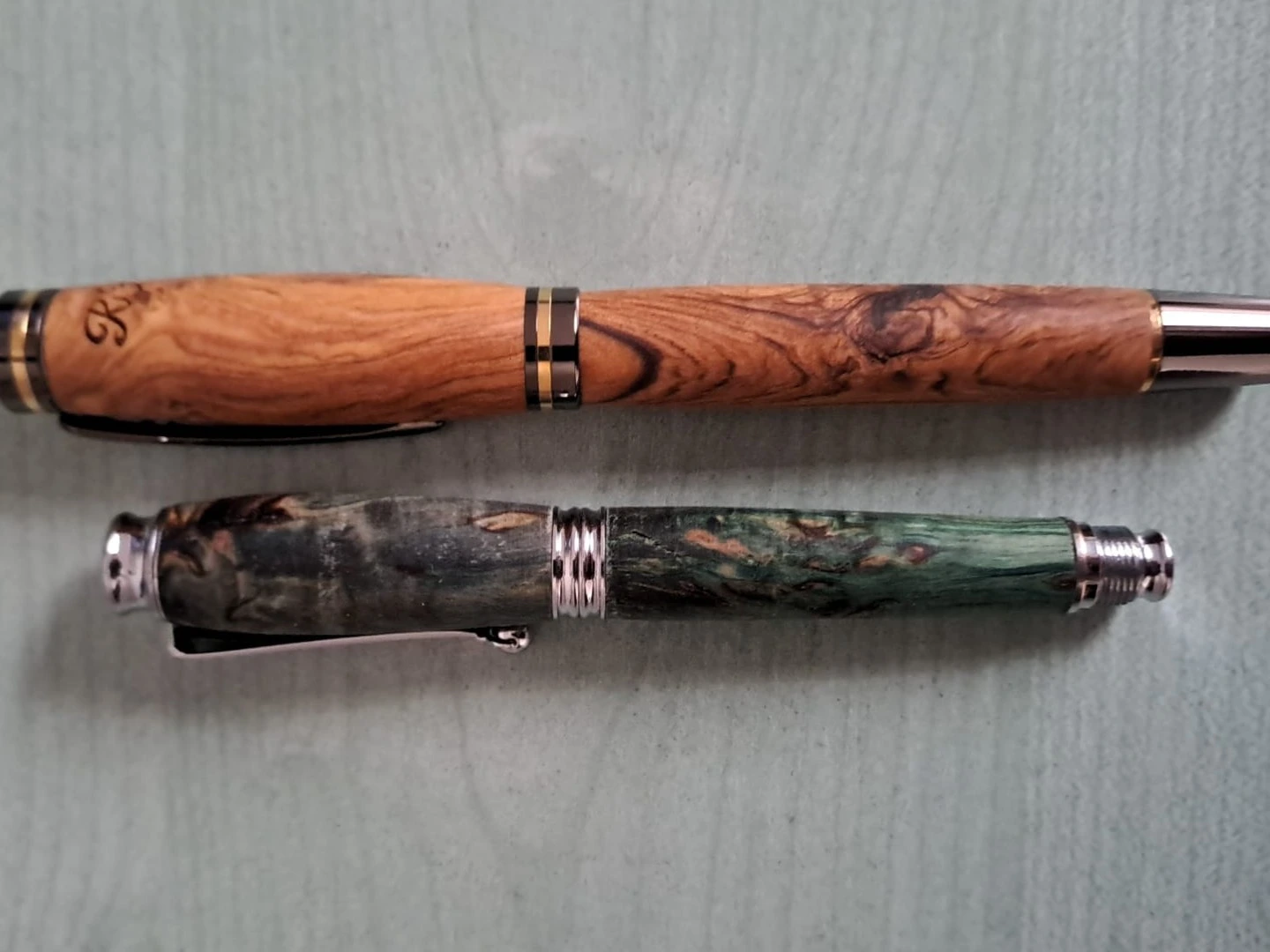 Ruční výroba dřevěného pera v dílně