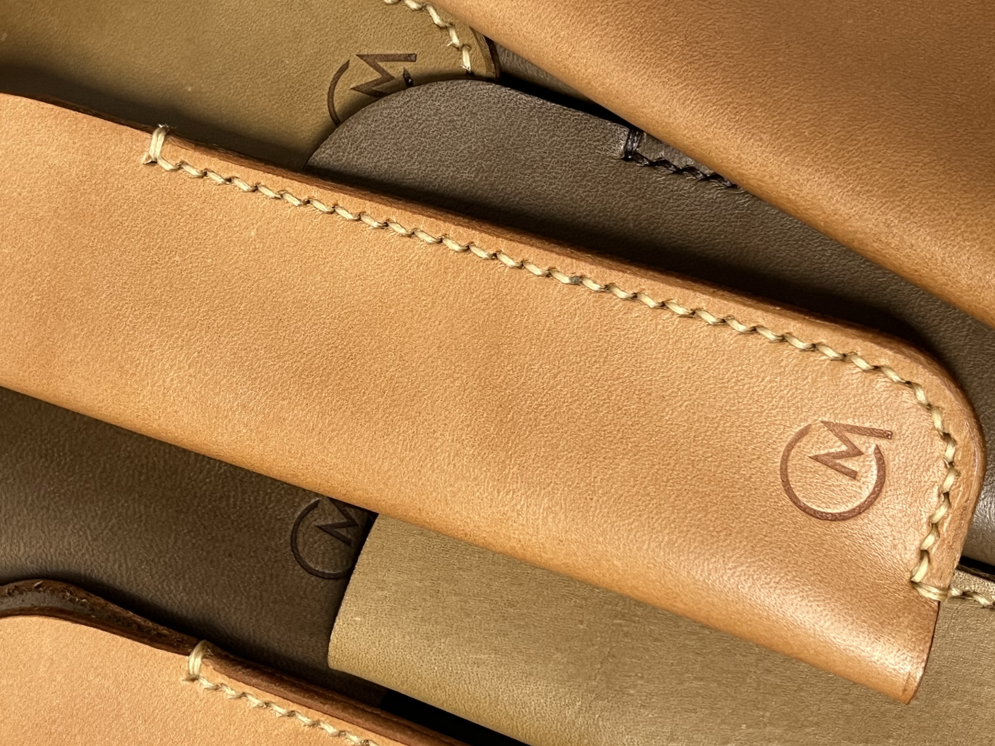 Kožené pouzdro na pero – detail kůže