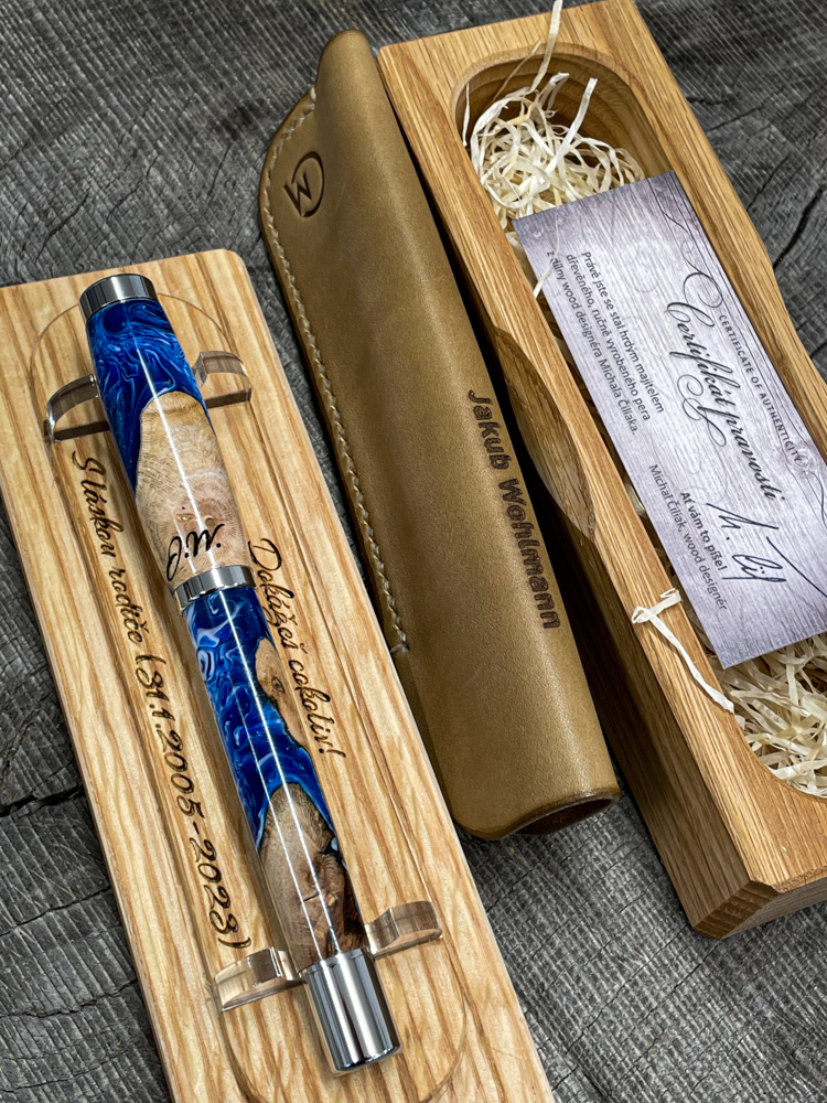 Ruční zpracování koženého pouzdra