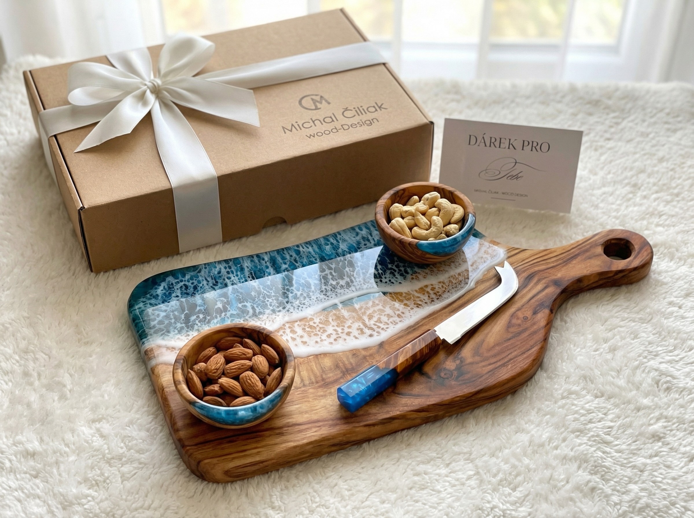 Detail prkénka z kafrového dřeva s pryskyřicí