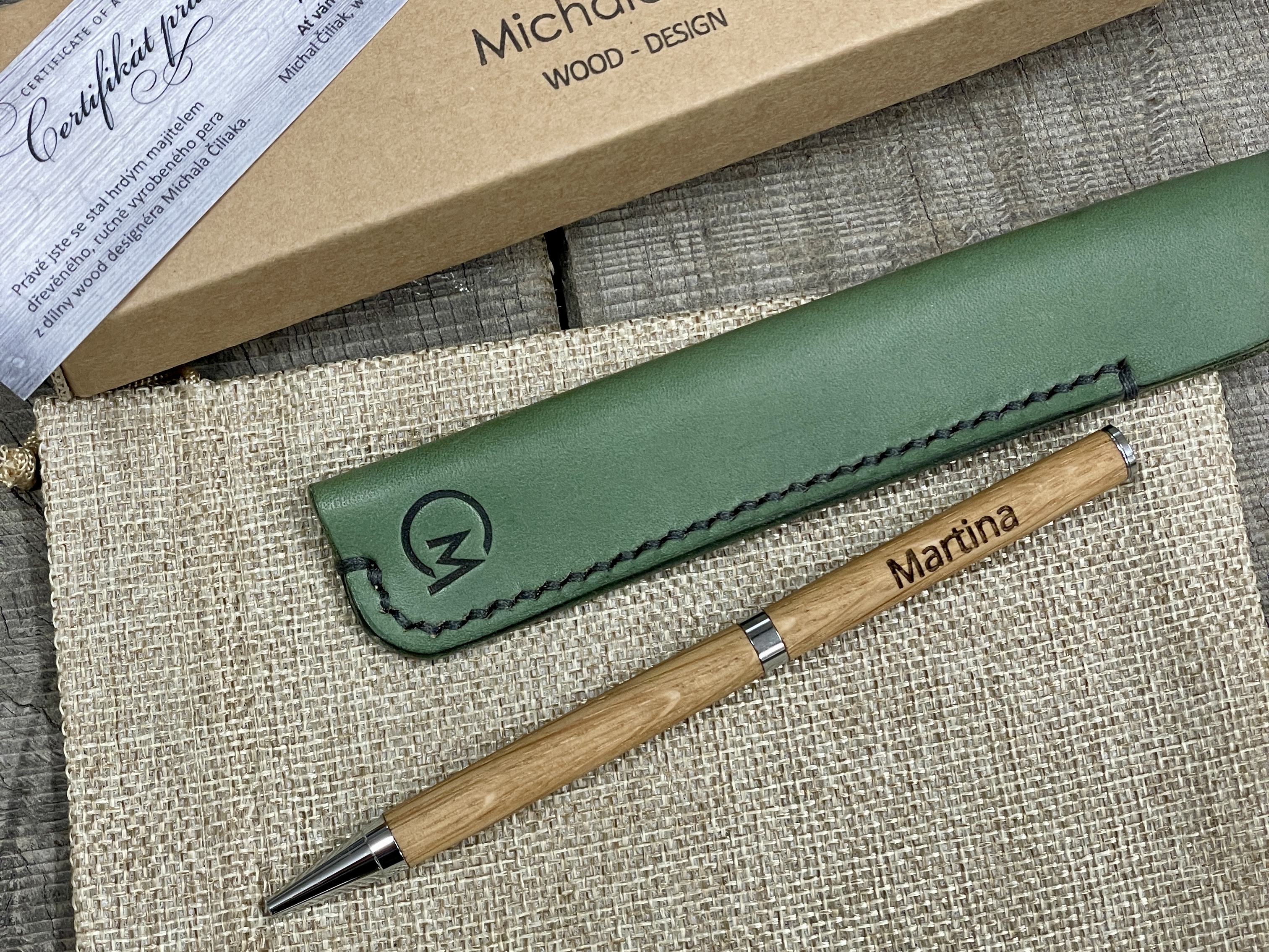 Gravírování luxusního pera z olivového dřeva