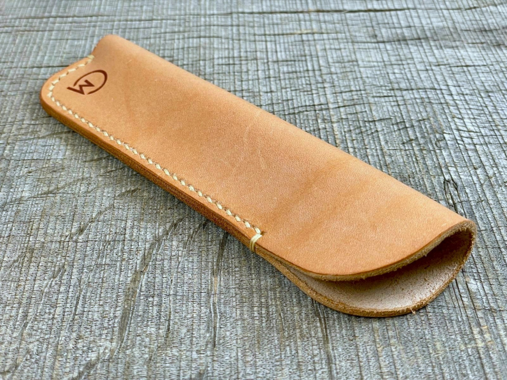 Ručně vyráběné kožené pouzdro na pero – ochrana, styl a řemeslo