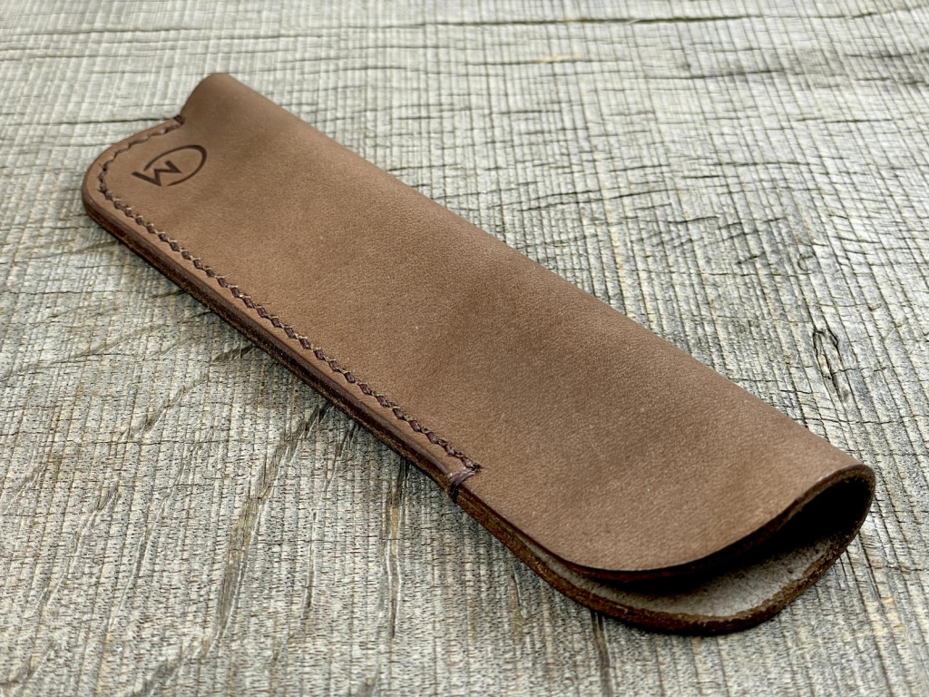 Ručně vyráběné kožené pouzdro na pero – ochrana, styl a řemeslo