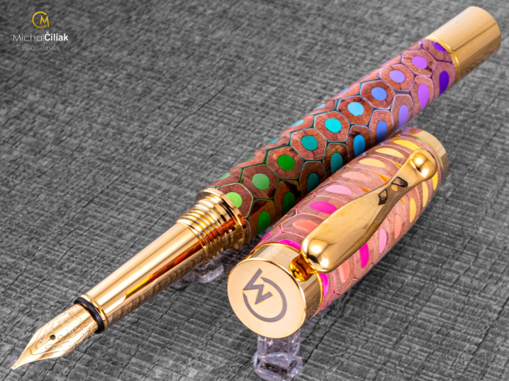 darek pro muze darkove pero s gravirovanim plnici kulickove drevene 1 3514