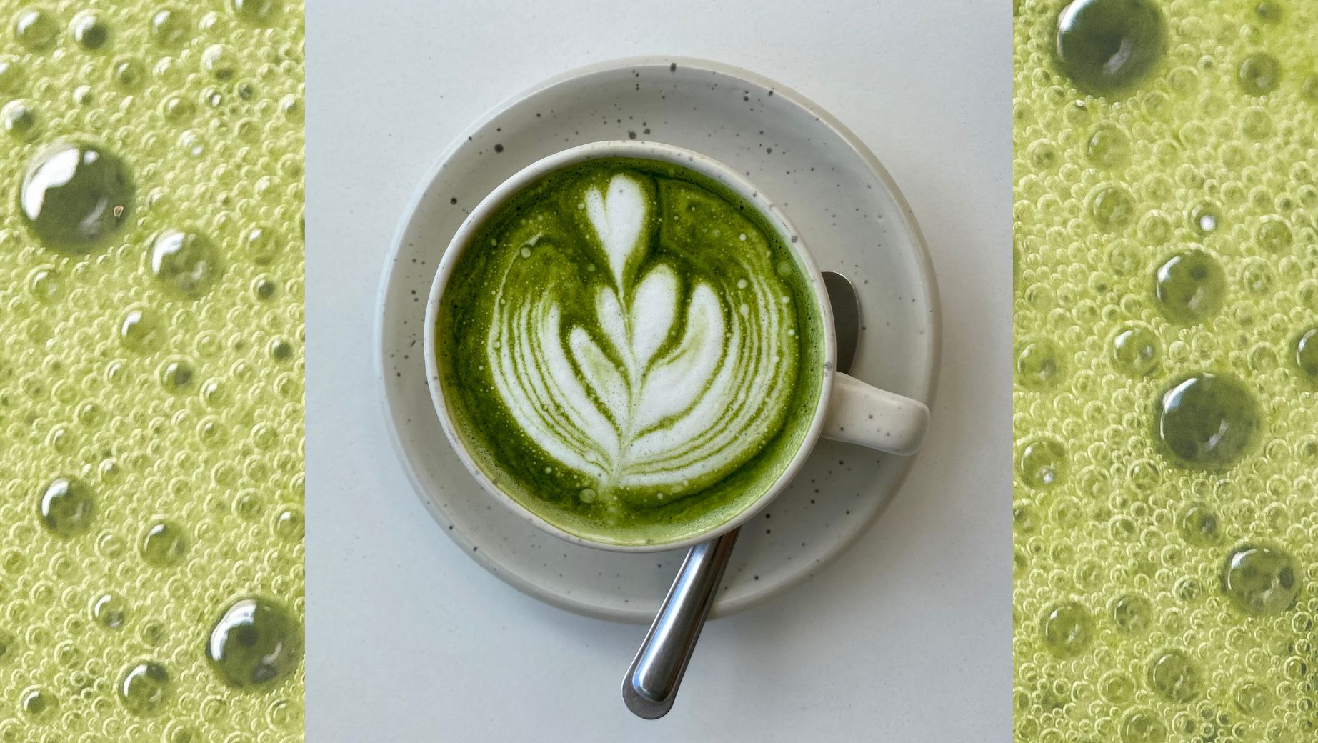 Šálek matcha latté připravený z prémiové matchy Michato