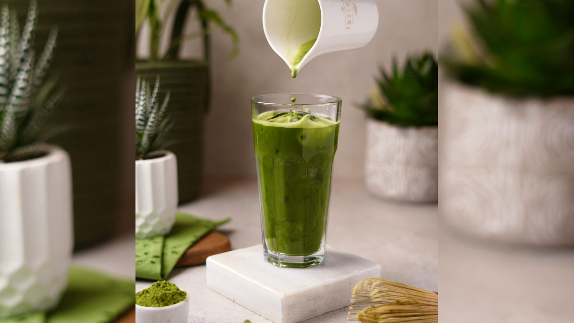 Sklenice matcha latté, denní dávka matchy