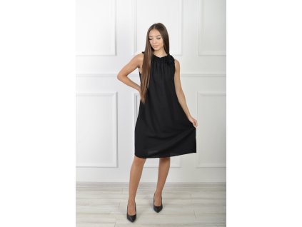 Dámske krátke bezrukávové šaty čiernej farby s odnímateľným kvetom 21786