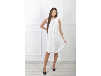 Dámske krátke bezrukávové šaty bielej farby s odnímateľným kvetom 21779