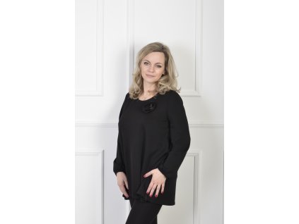 Elegantná čierna tunika s dekoratívnym kvetom 22898