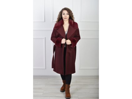Elegantný vínový kabát s kožušinovým golierom 23052