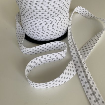 šikmý proužek bavlna 18mm šedý puntík na bílé