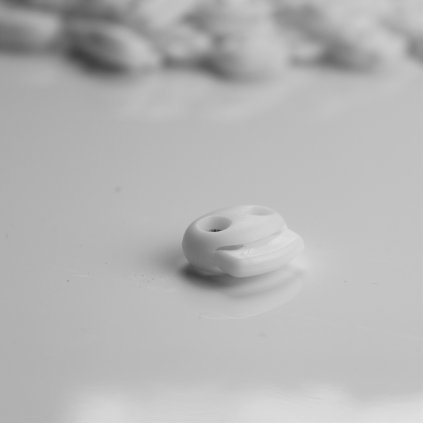 brzda 20mm bílá 2díry 500123 (5)