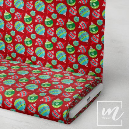 758044 vánoční baňky na červené látka 3