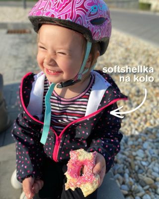 🚴‍♀️ Malá cyklistka, velké dobrodružství! Softshellka, která drží krok se všemi jejími jízdami – pohodlná, lehká a odolná...