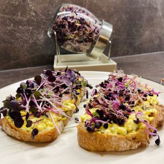 Microgreens vs. klíčky 💚 Hlavní rozdíl mezi microgreens a klíčky spočívá ve způsobu pěstování a také v době , po kterou se...