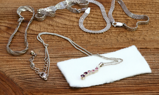 Jak čistit stříbrné šperky doma