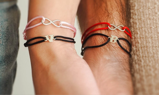 Dámské vs. pánské šperky z chirurgické oceli: v čem se liší a v čem se doplňují