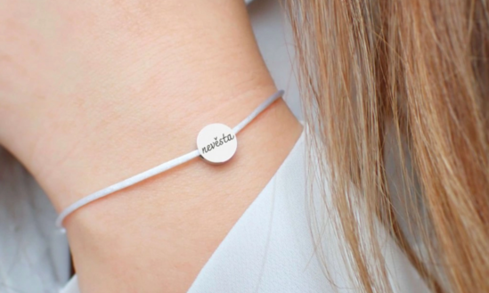 Ideální dárek pro nevěstu: Personalizované šperky, které ohromí