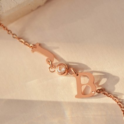 Rose gold náramek s písmenky, chirurgická ocel